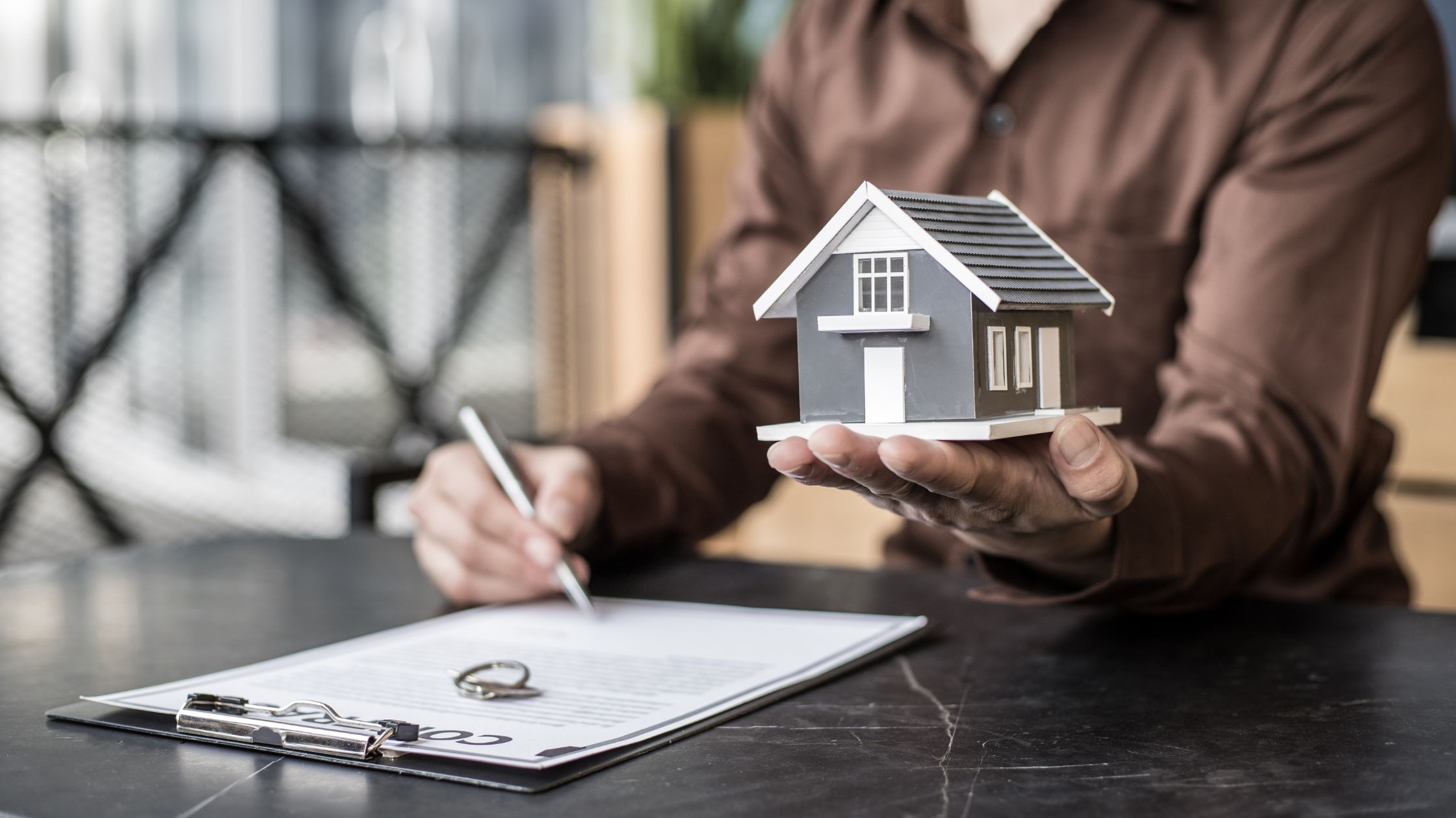Contrato de alquiler a empresas: cláusulas imprescindibles para proteger tu vivienda