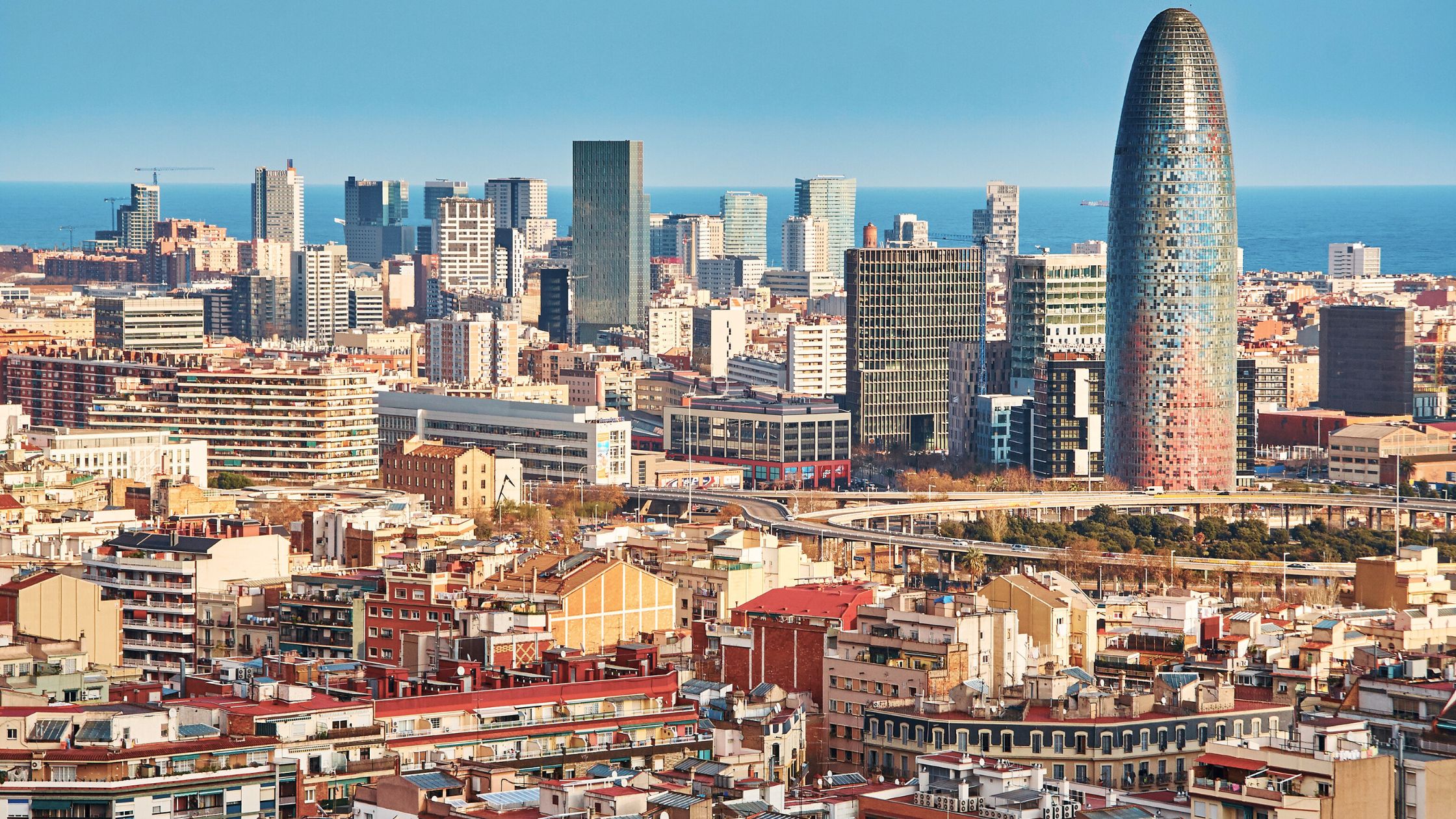 Ciudades con cambios locales: qué significa Barcelona 2028 para tu piso turístico