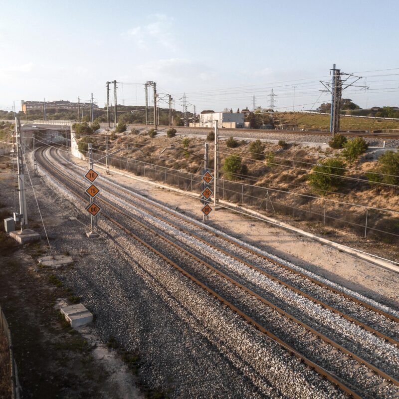 Alojamiento para equipos técnicos en obras del AVE en España 2026